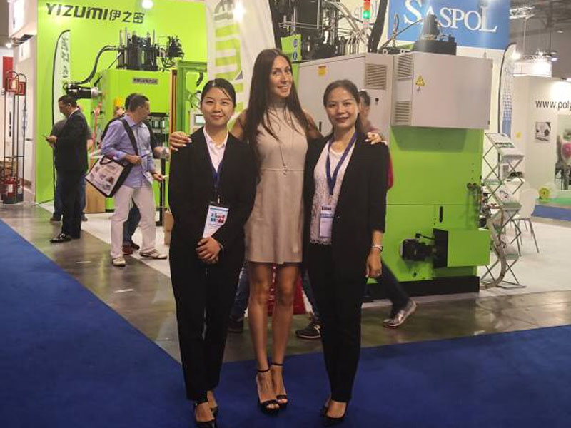 A partire da destra: Nancy Liu, International Sales Manager di Yizumi: al centro, Bernardinello Chiara, Sales Manager di Saspol Technology; a sinistra, Zoe Assistente di Nancy Liu.